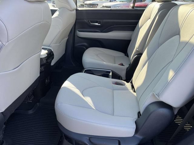 Used 2025 Toyota Grand Highlander AWD image 14