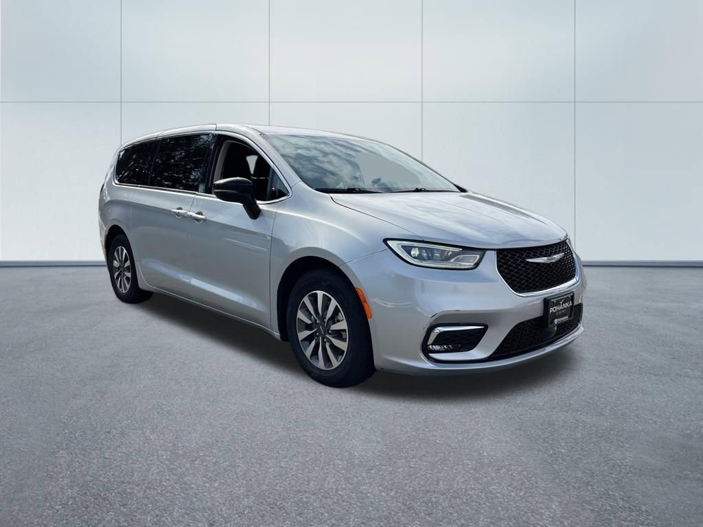 Used 2024 Chrysler Pacifica Select image 4