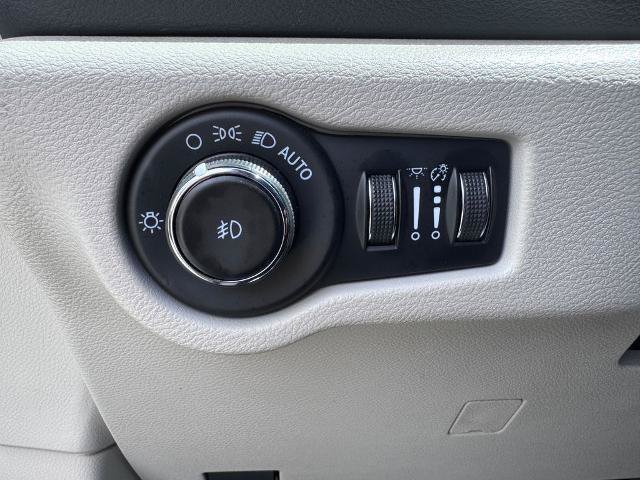 Used 2023 Chrysler Pacifica Touring-L FWD image 31
