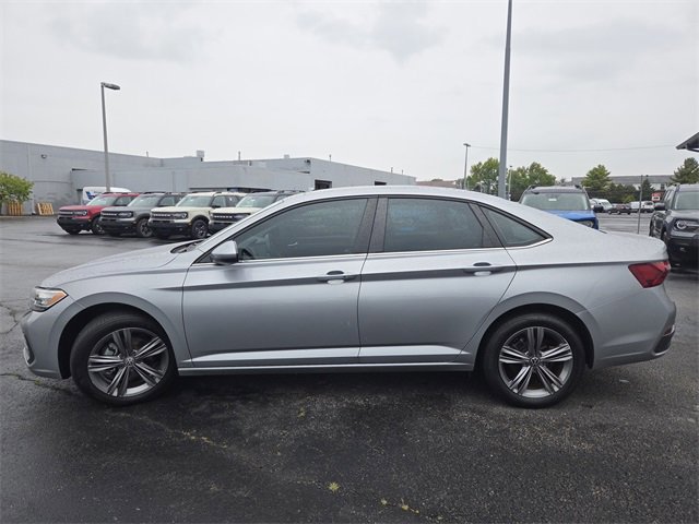 Used 2022 Volkswagen Jetta SE image 2