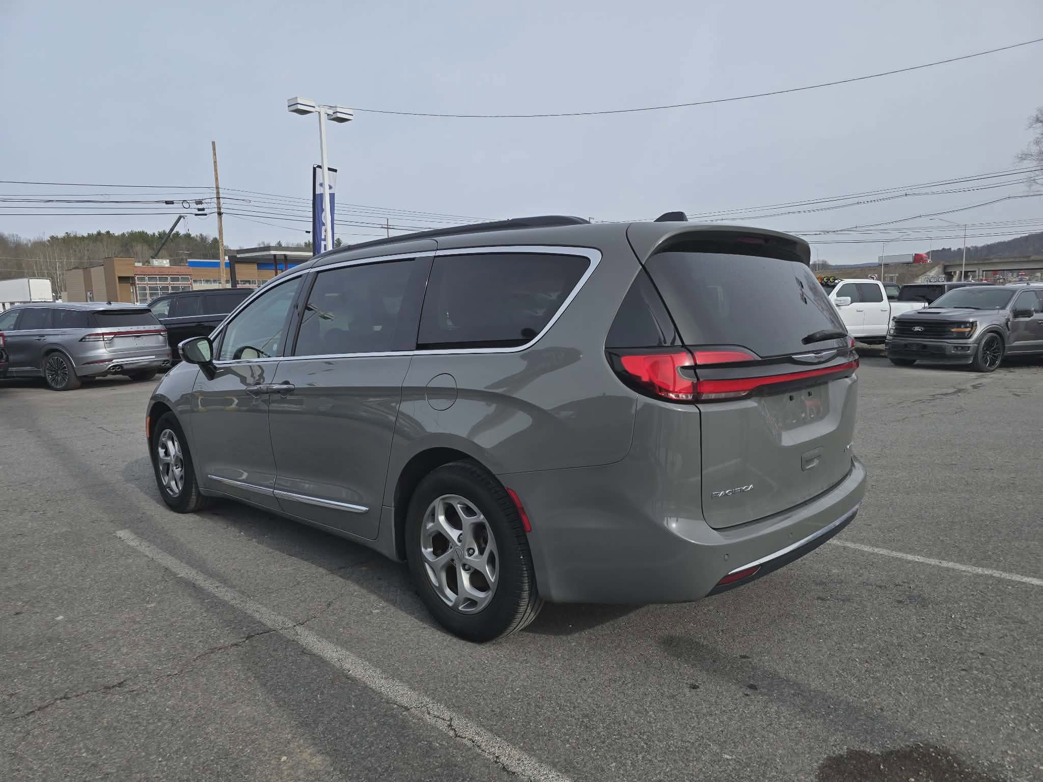 Used 2023 Chrysler Pacifica Limited FWD image 6