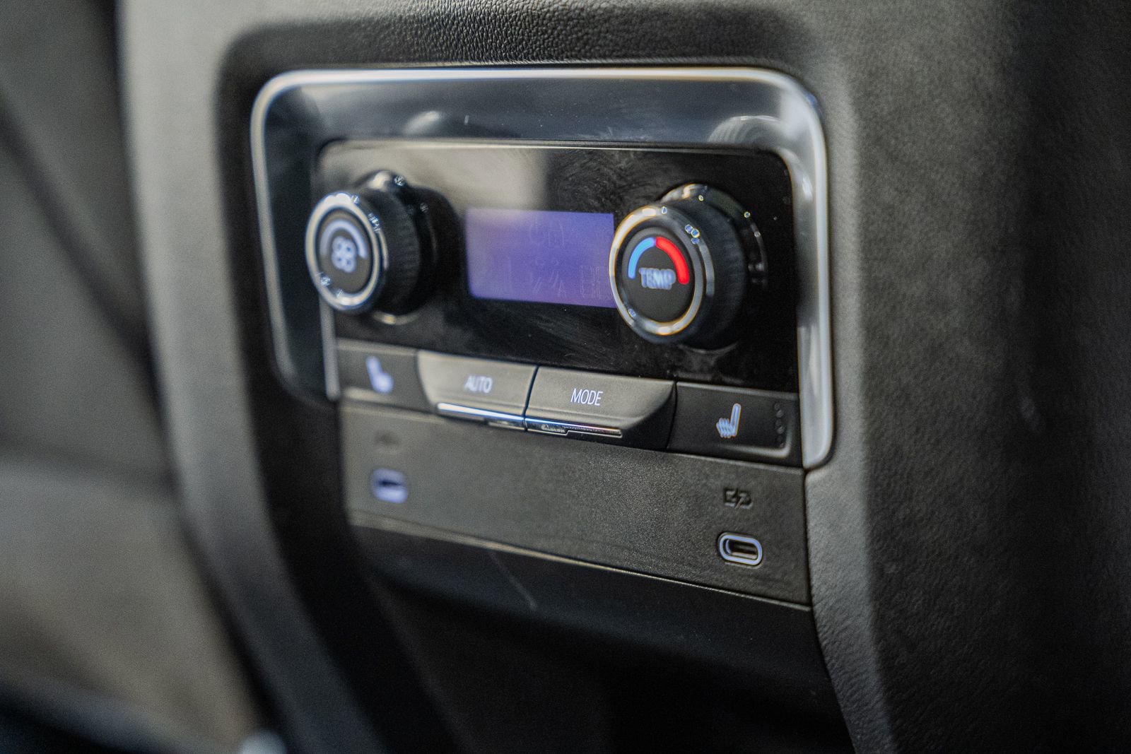 Used 2025 Chevrolet Suburban RST w/ Advanced Technology Package image 40