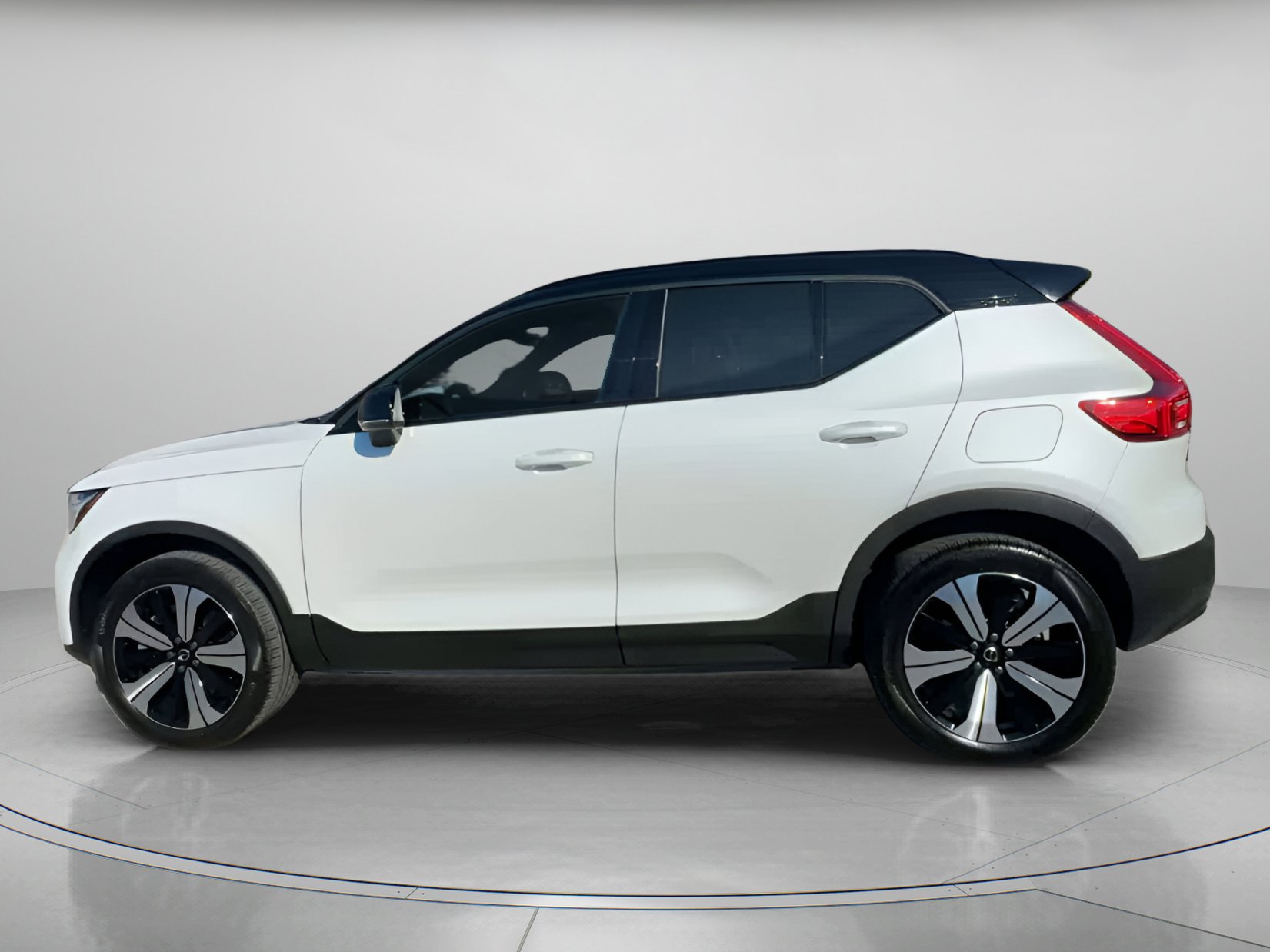 Used 2023 Volvo XC40 Recharge Plus image 16