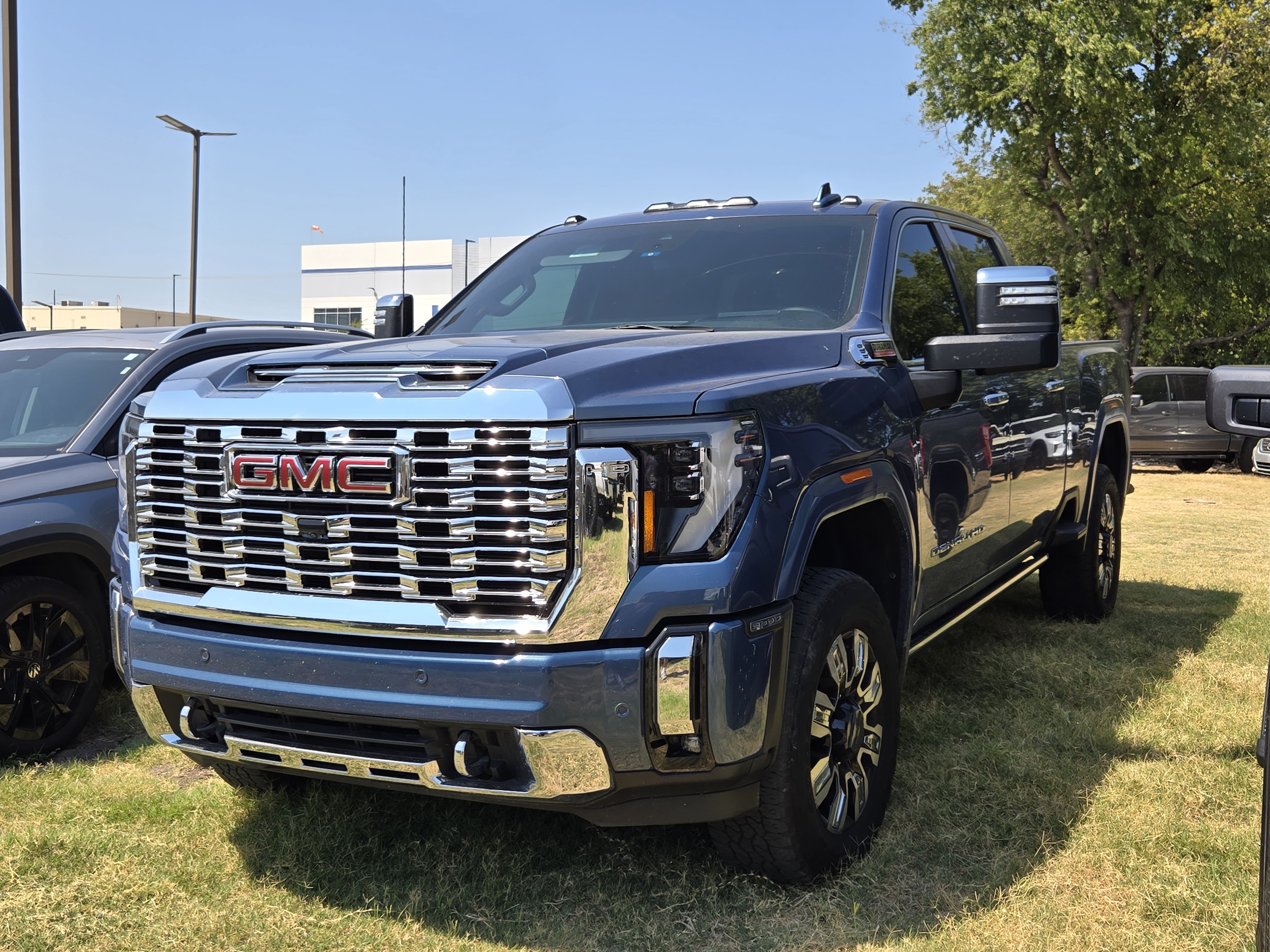 Used 2025 GMC Sierra 2500 Denali w/ Denali Reserve Package AWD/4WD image 3