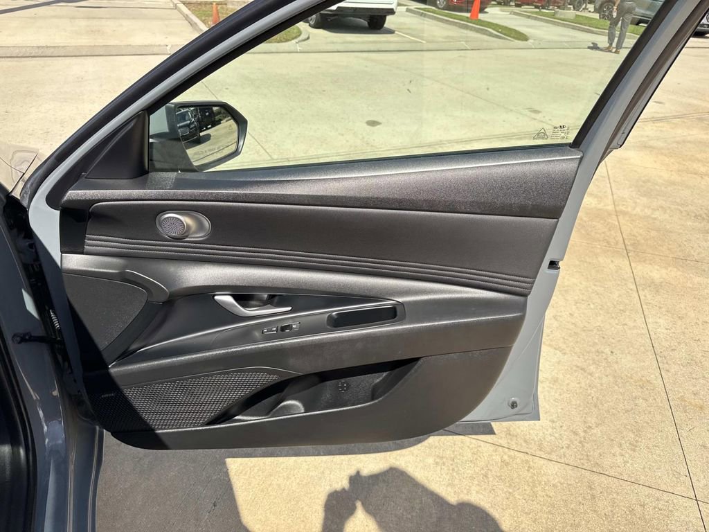 Used 2022 Hyundai Elantra Limited image 17