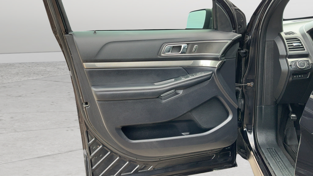 Certified 2019 Ford Explorer XLT w/ Equipment Group 202A FWD image 24