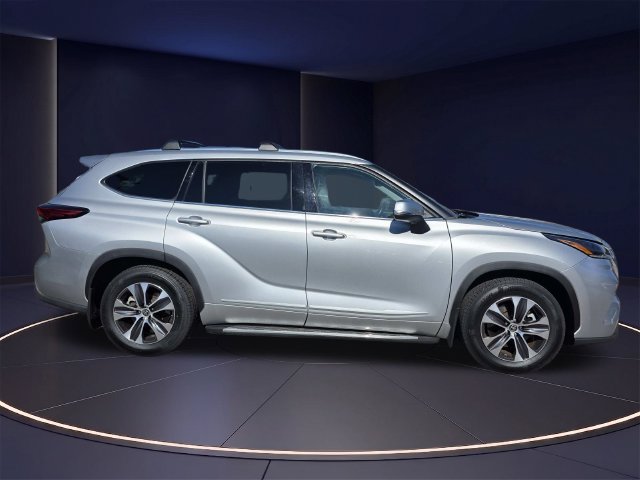 Used 2021 Toyota Highlander XLE FWD image 2