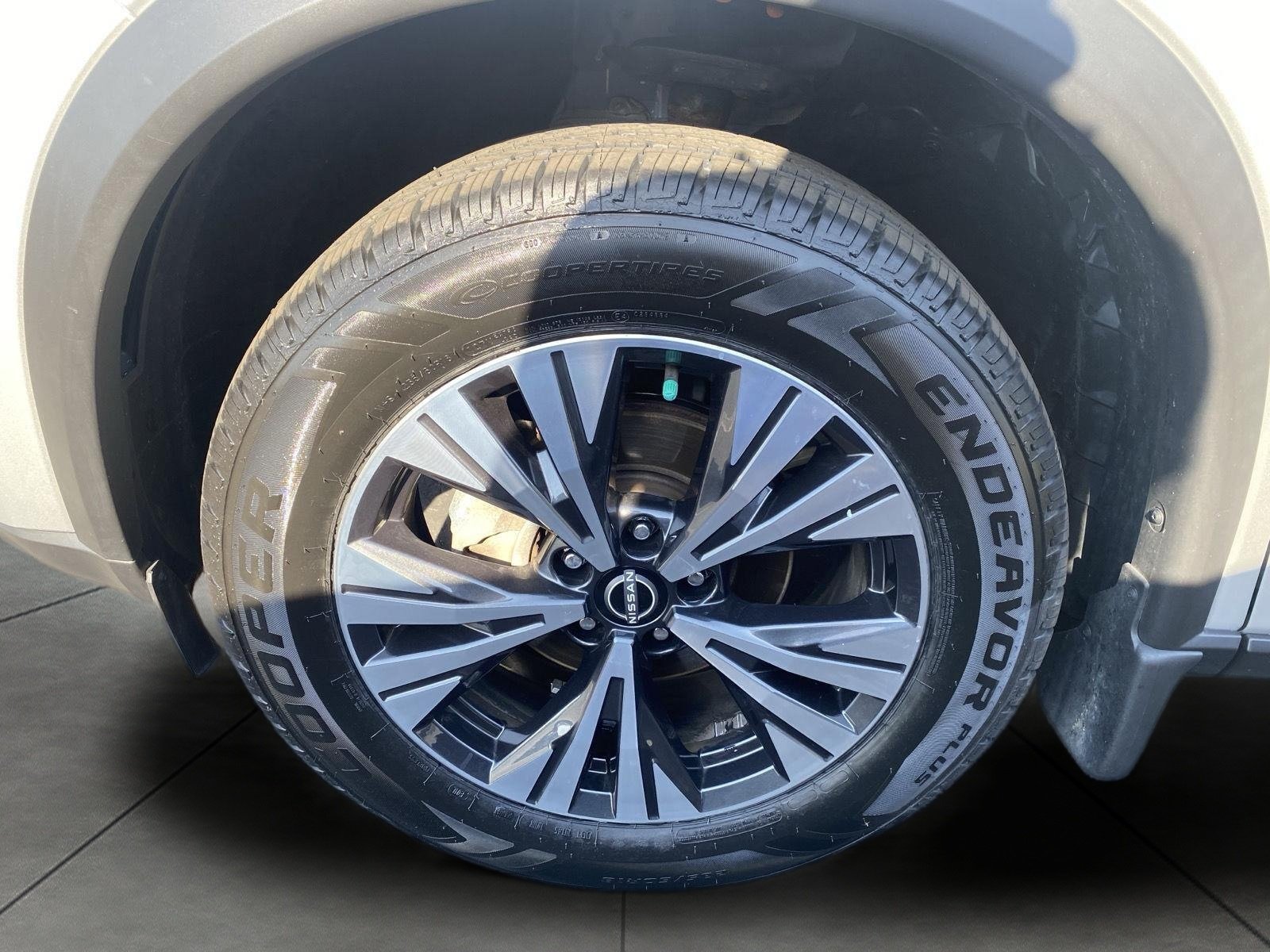Used 2023 Nissan Rogue SV AWD/4WD image 5
