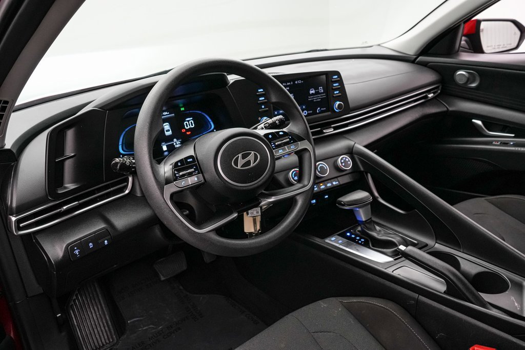 Used 2025 Hyundai Elantra SE image 12