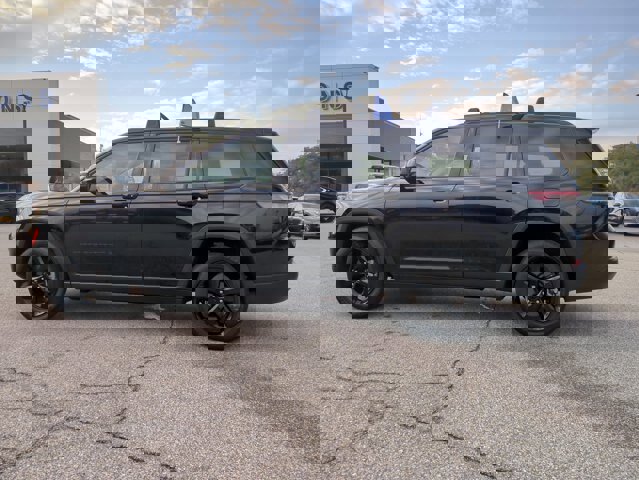 Used 2022 Jeep Grand Cherokee L Laredo image 2