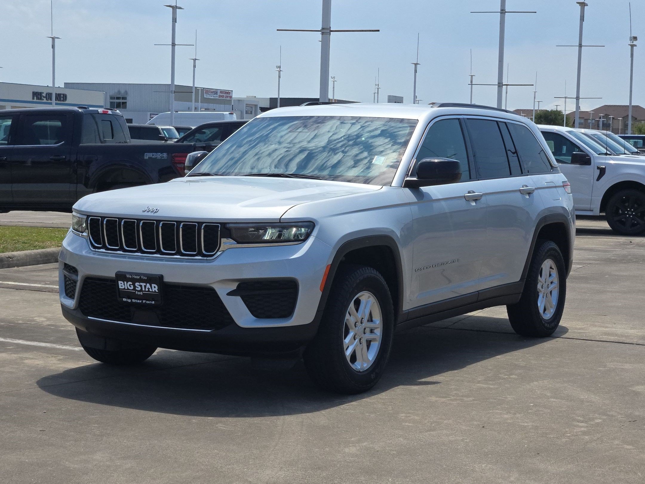 Used 2025 Jeep Grand Cherokee Laredo RWD image 10