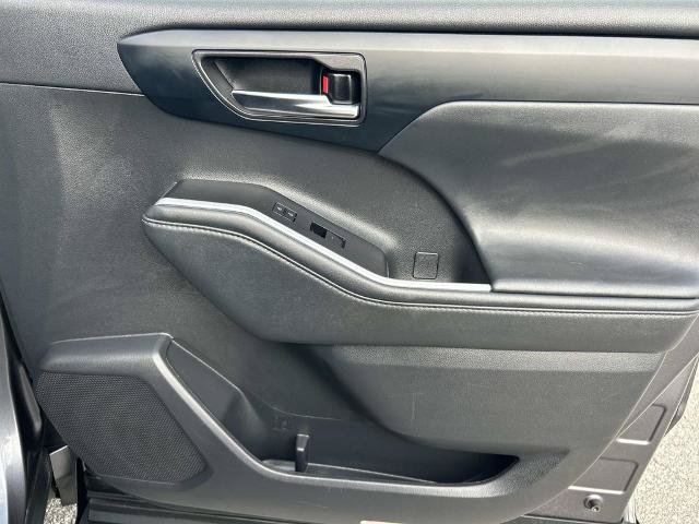 Used 2022 Toyota Highlander XLE AWD/4WD image 27