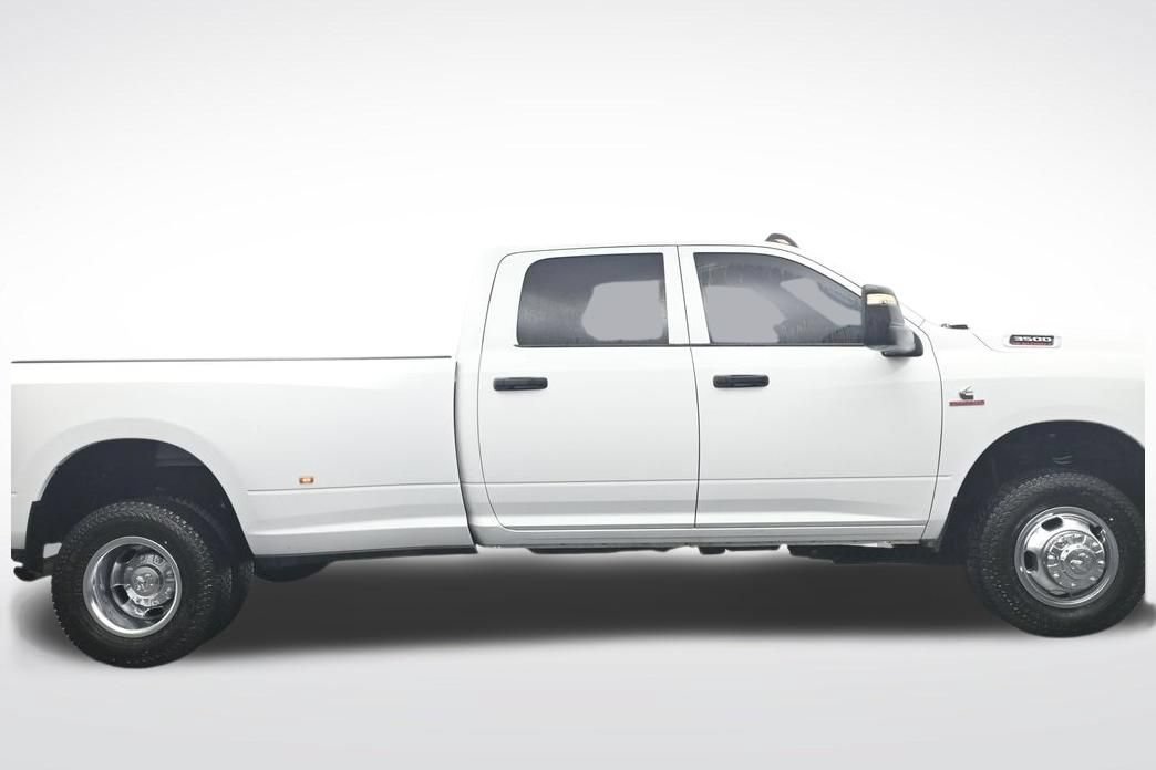 Used 2024 RAM 3500 Tradesman w/ Chrome Appearance Group AWD/4WD image 4