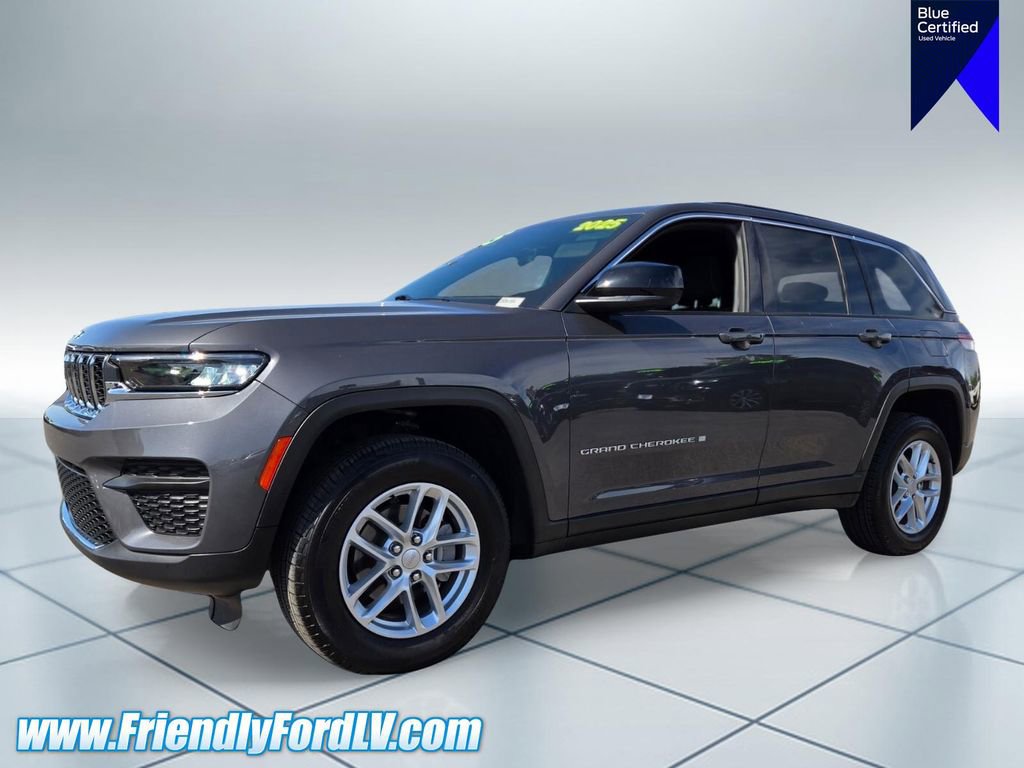 Used 2025 Jeep Grand Cherokee Laredo X AWD/4WD image 3