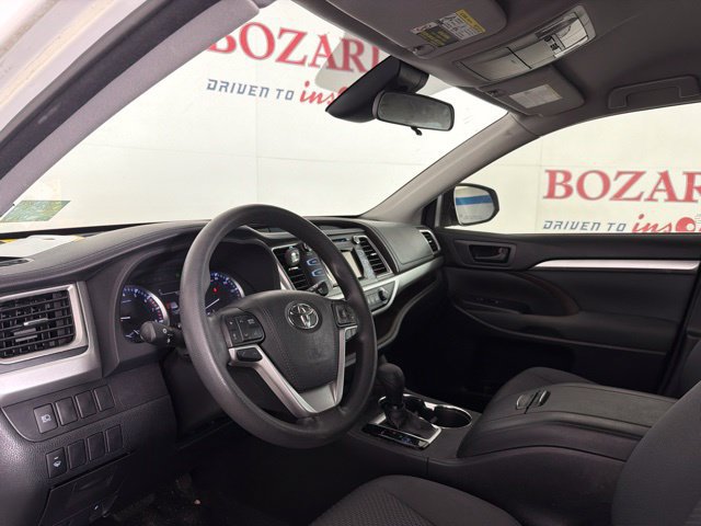 Used 2017 Toyota Highlander LE FWD image 19