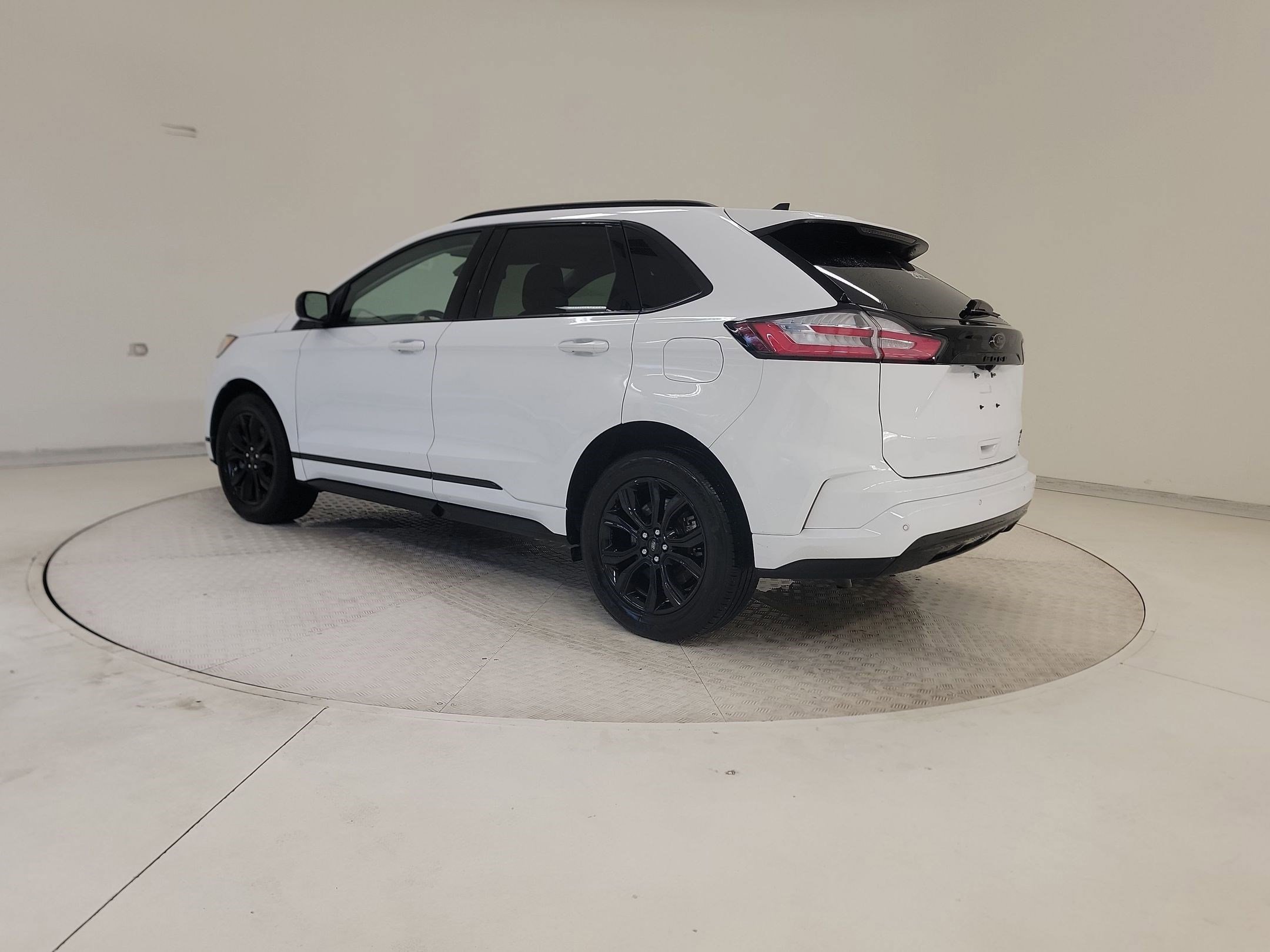 Certified 2024 Ford Edge SE w/ Black Appearance Package image 3