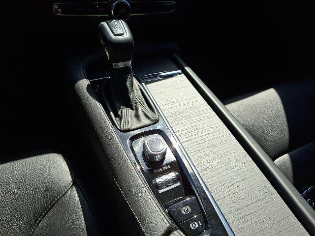 Used 2020 Volvo XC90 T6 Momentum w/ Protection Package Premier image 14