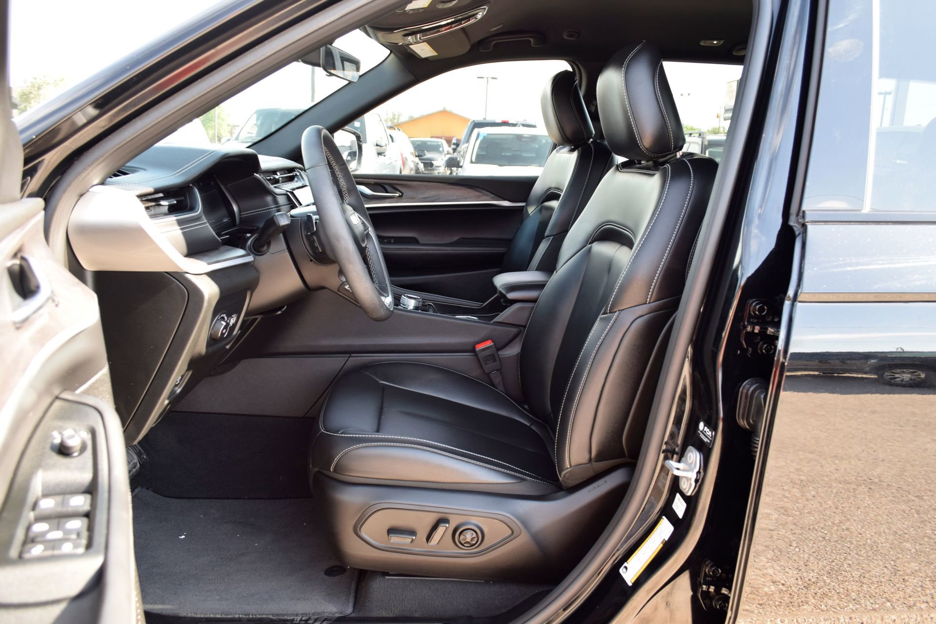 Used 2025 Jeep Grand Cherokee Limited w/ Black Appearance Package AWD/4WD image 18