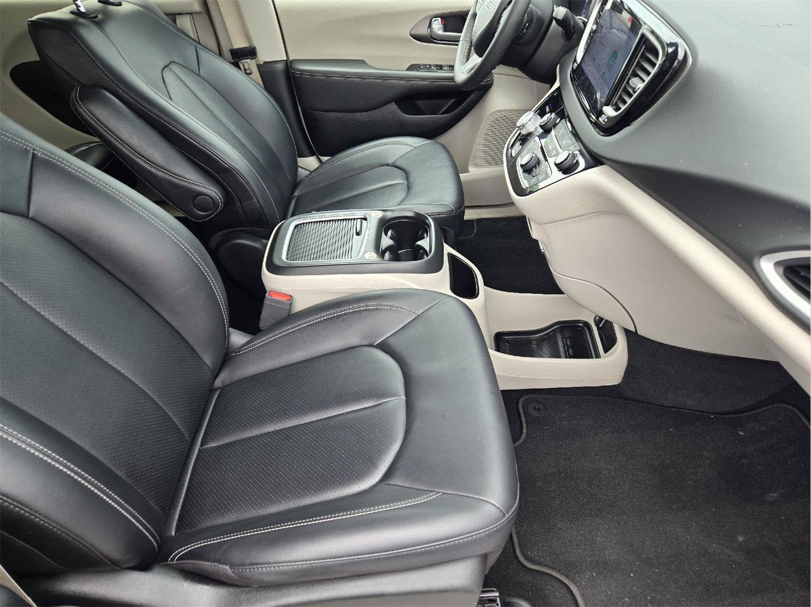 Used 2024 Chrysler Pacifica Touring-L FWD image 10