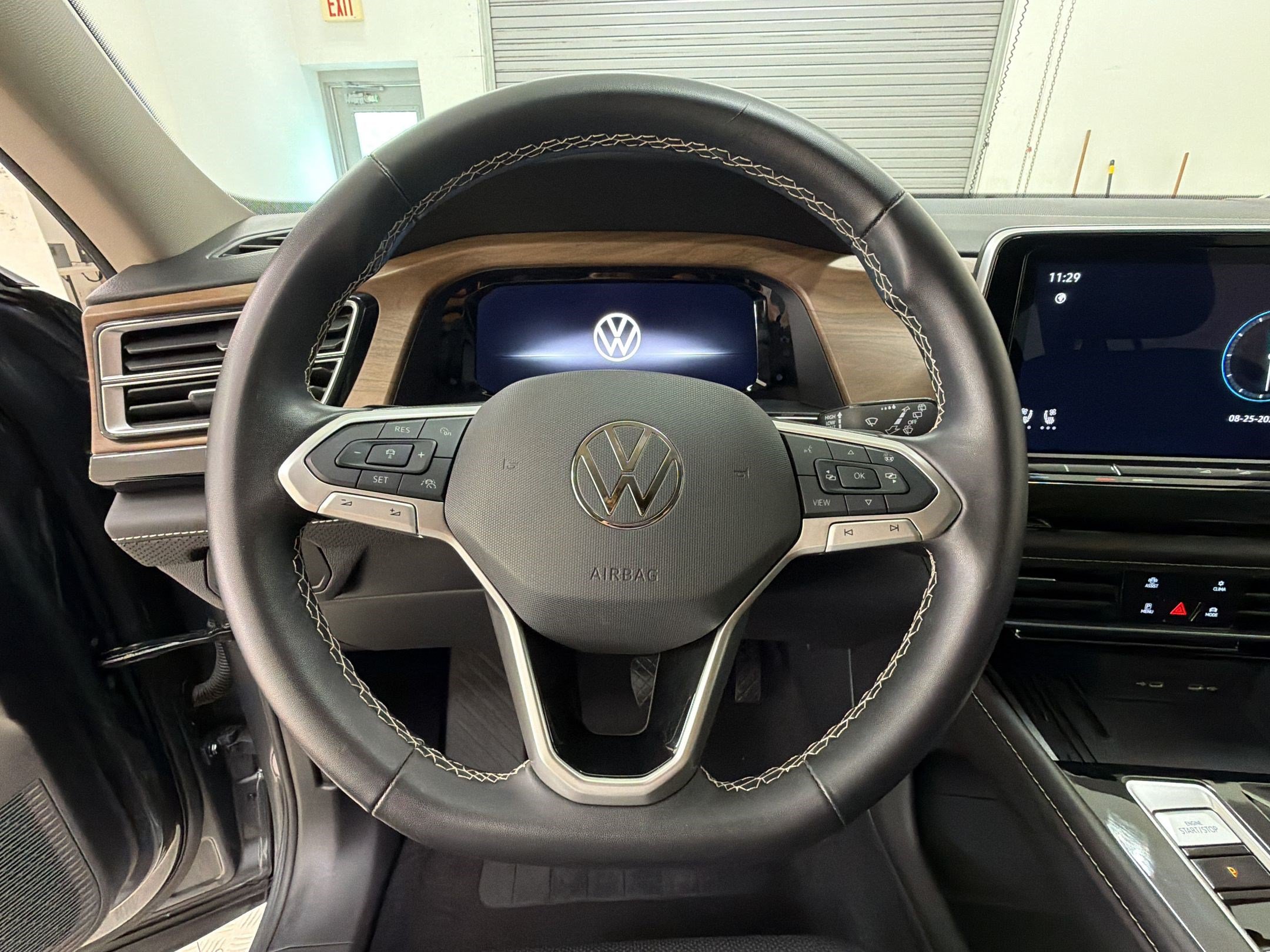 Used 2025 Volkswagen Atlas SE FWD image 11