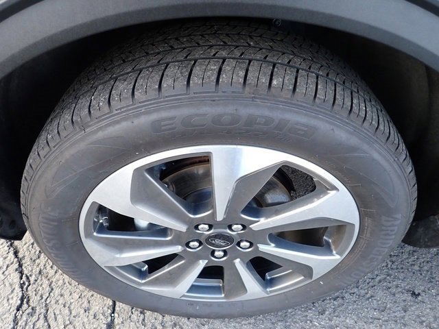 Certified 2025 Ford Escape Platinum w/ Premium Technology Package image 13