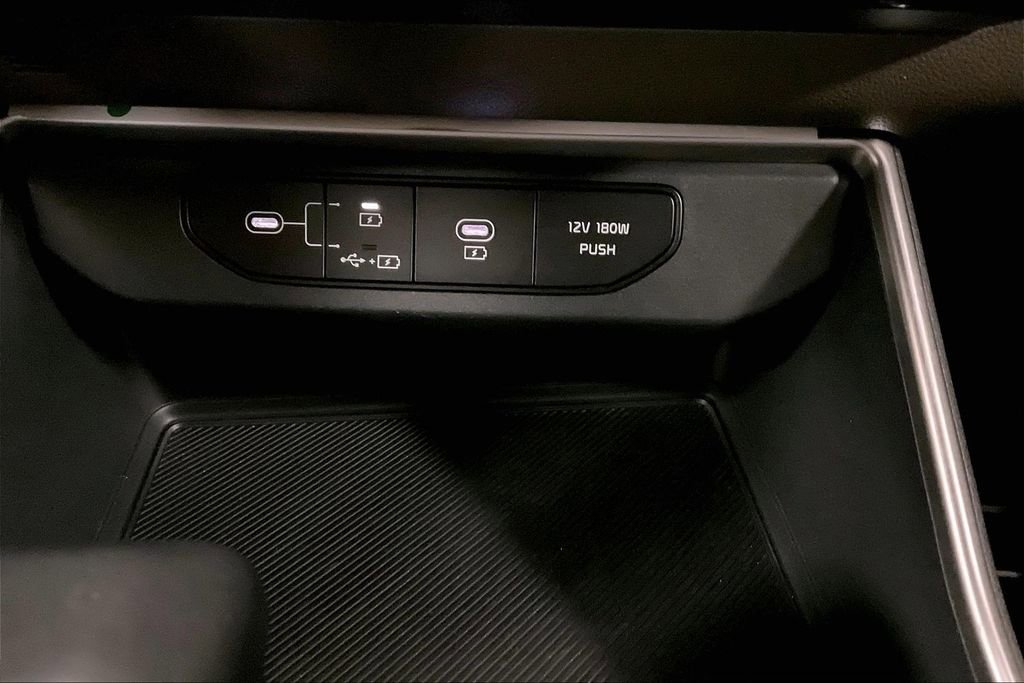 Used 2025 Kia Carnival FWD image 31