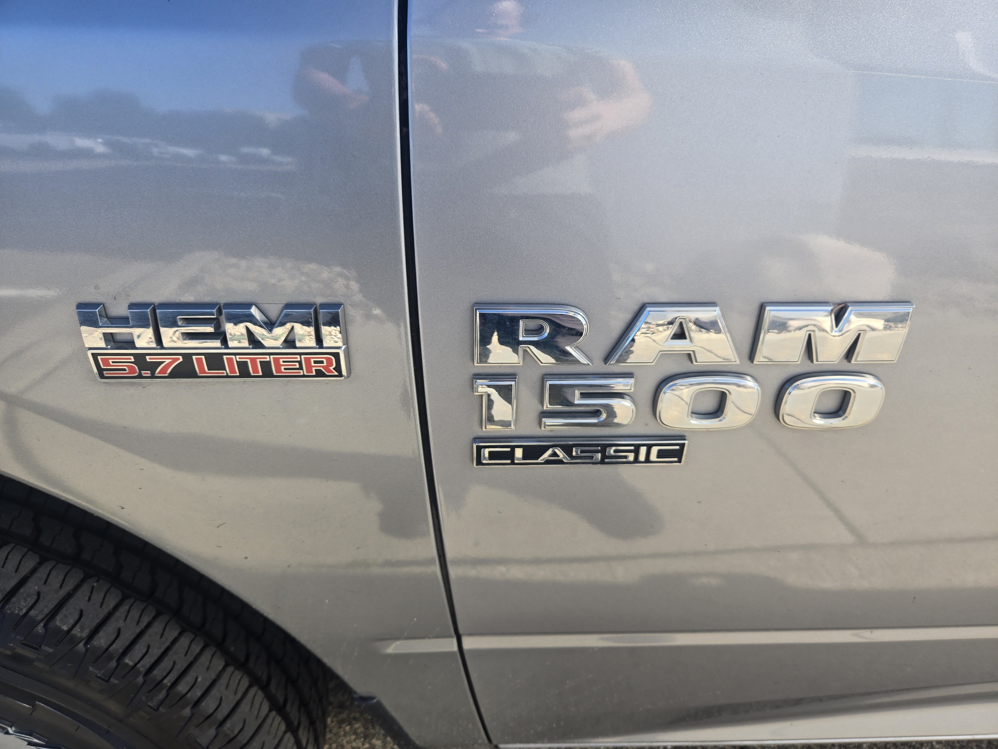 Used 2019 RAM 1500 Classic SLT w/ Luxury Group AWD/4WD image 7