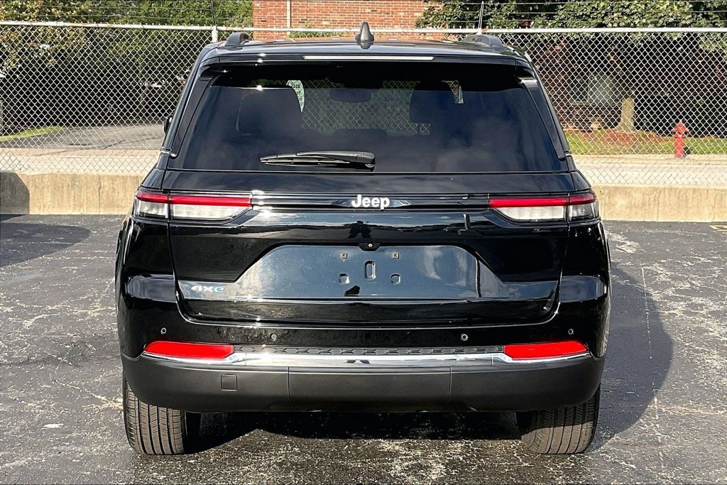 Used 2024 Jeep Grand Cherokee Limited 4xe AWD/4WD image 3