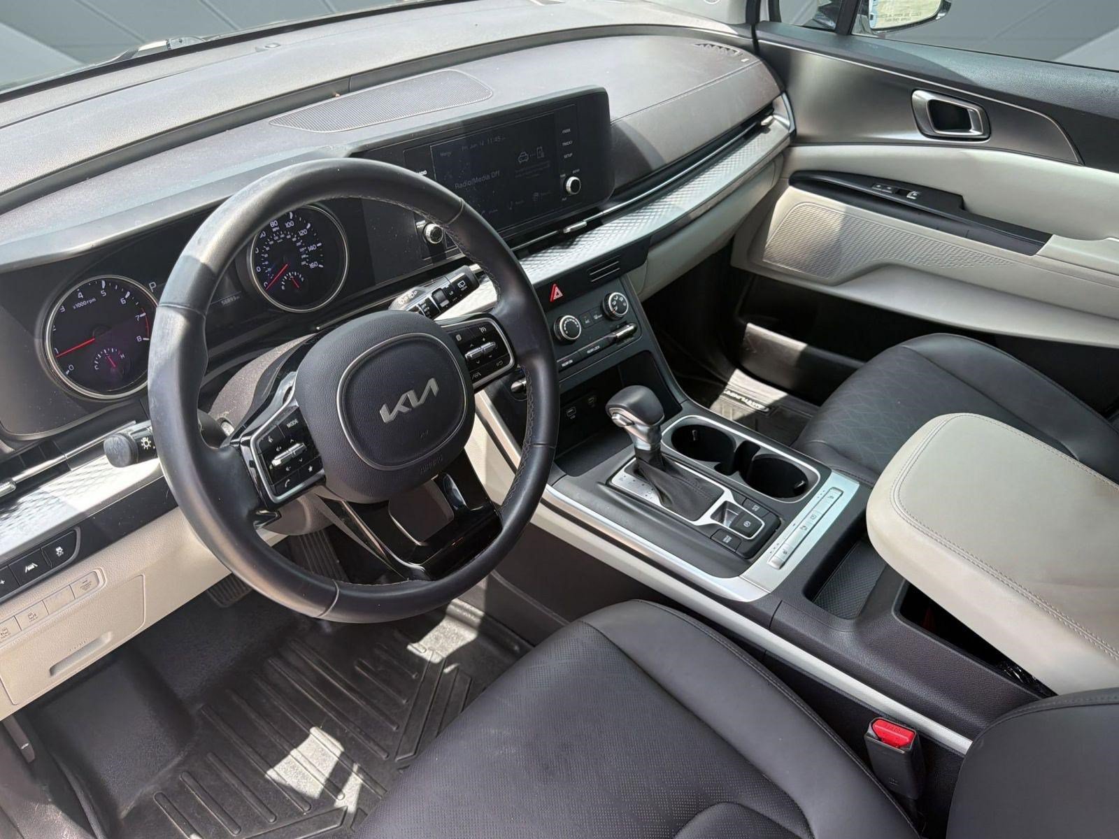 Used 2023 Kia Carnival LX FWD image 4