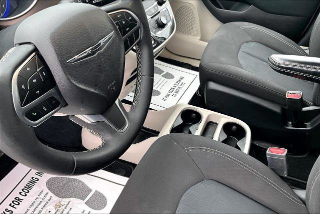 Used 2022 Chrysler Voyager LX image 16