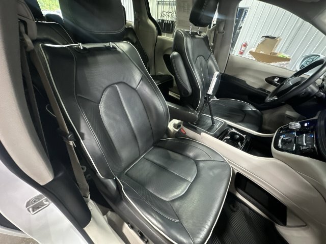 Used 2022 Chrysler Pacifica Limited AWD/4WD image 32