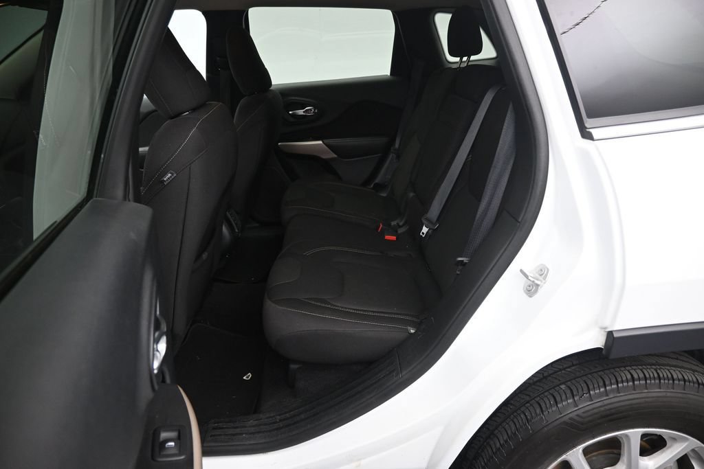 Used 2017 Jeep Cherokee Latitude FWD image 12