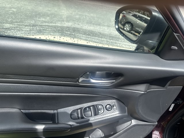 Used 2025 Nissan Altima 2.5 SV FWD image 12