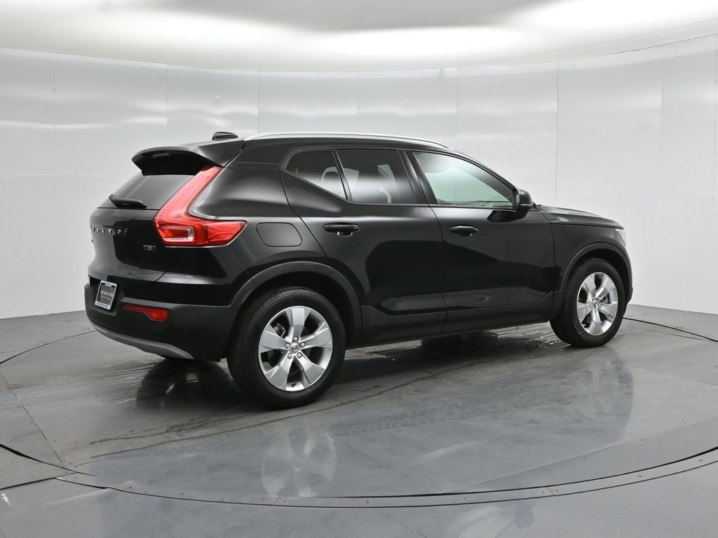 Used 2022 Volvo XC40 T5 Momentum image 24