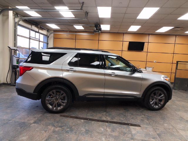 Certified 2023 Ford Explorer XLT w/ Equipment Group 202A AWD/4WD image 8