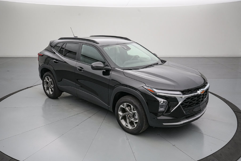 Used 2026 Chevrolet Trax LT FWD image 2