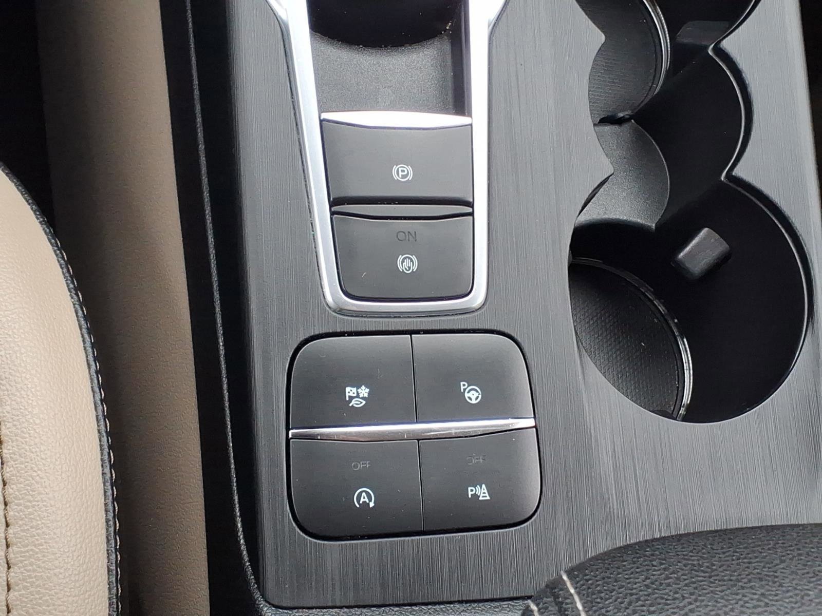 Certified 2020 Ford Escape Titanium AWD/4WD image 18