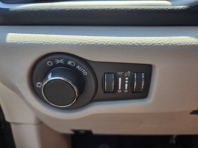 Used 2022 Chrysler Voyager LX FWD image 31