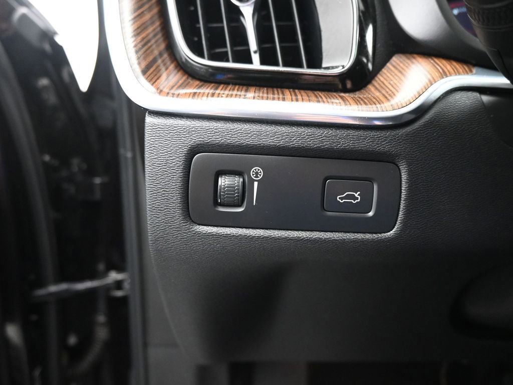 Used 2021 Volvo XC60 T5 Momentum w/ Premium Package image 38