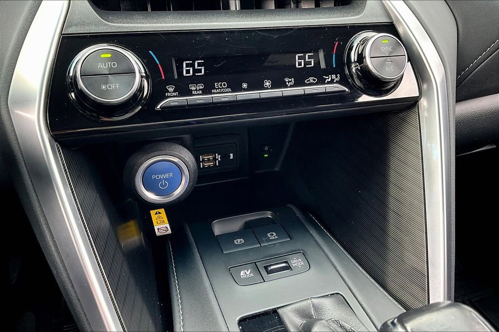 Used 2022 Toyota Venza XLE image 32