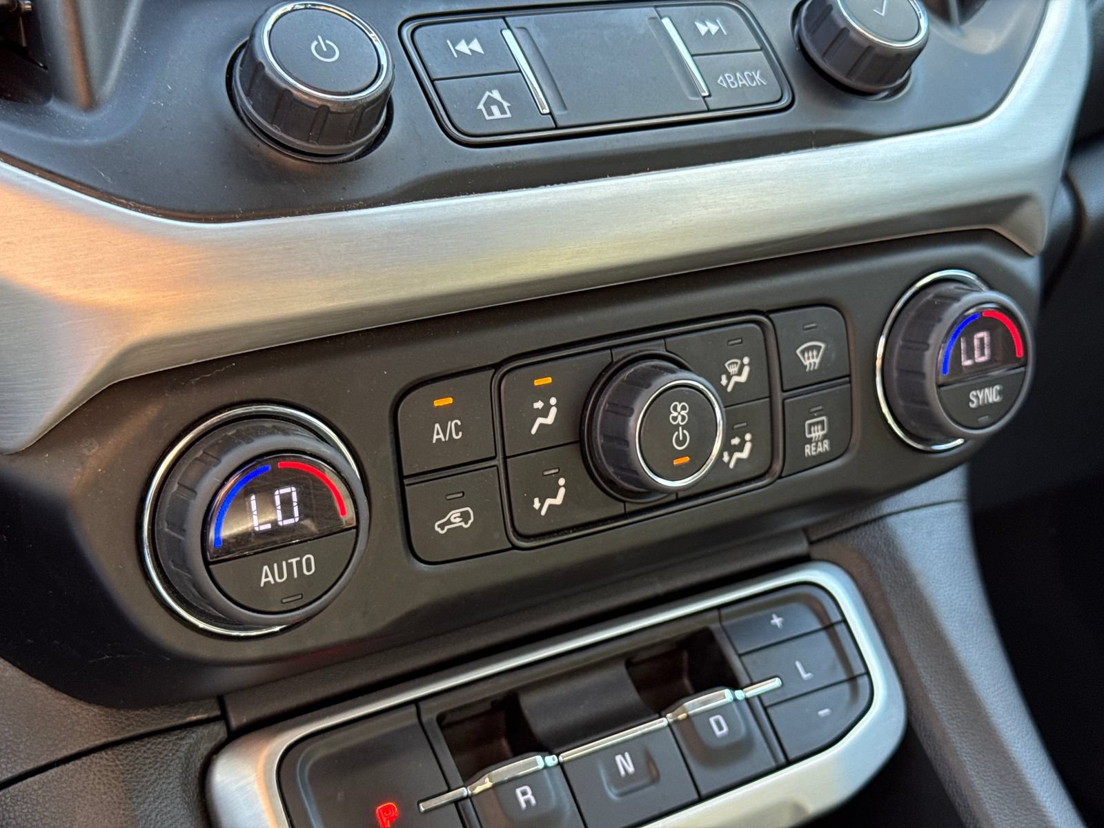 Used 2023 GMC Acadia SLE w/ Driver Convenience Package FWD image 27