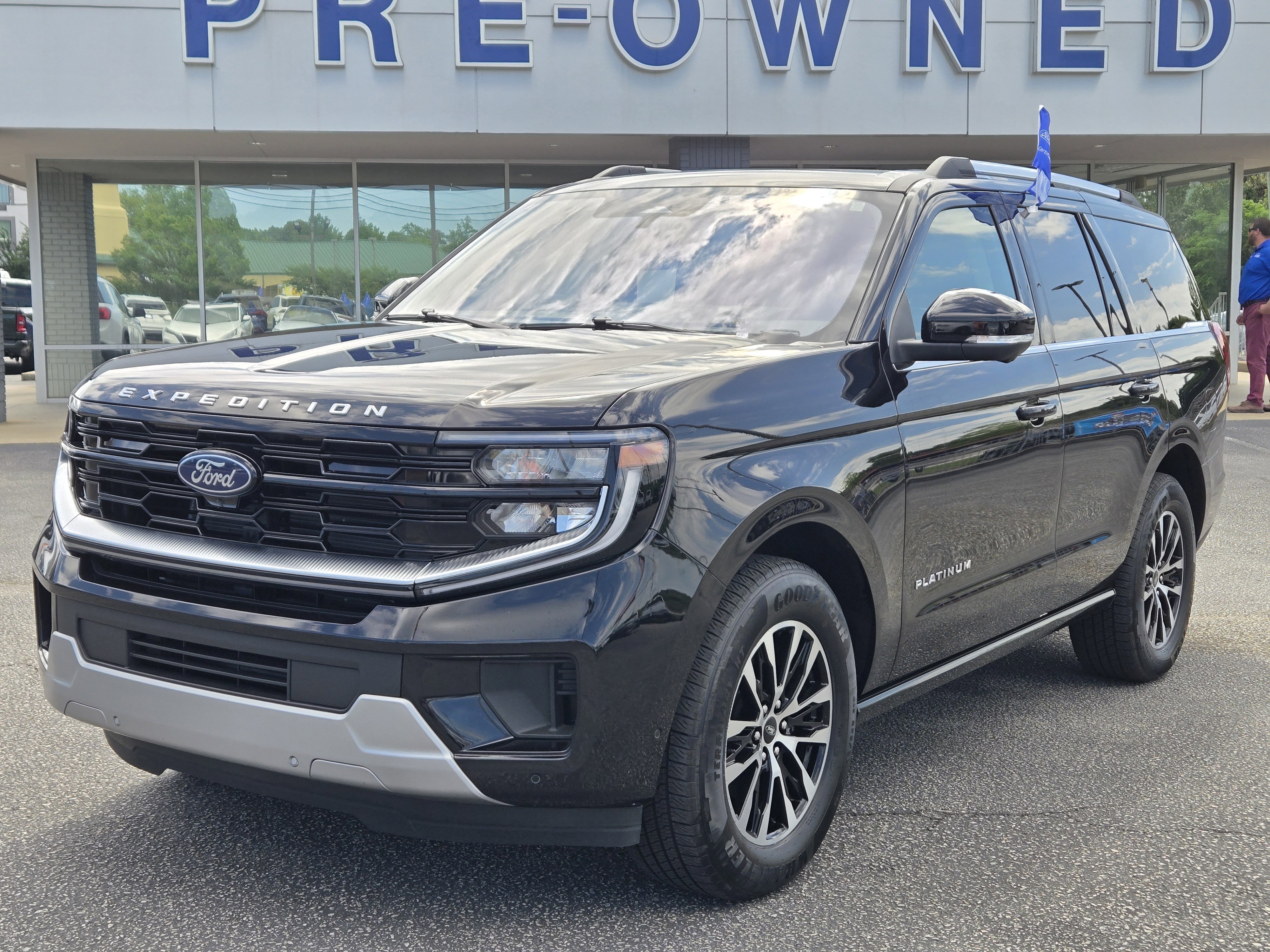 Certified 2025 Ford Expedition Platinum AWD/4WD image 2