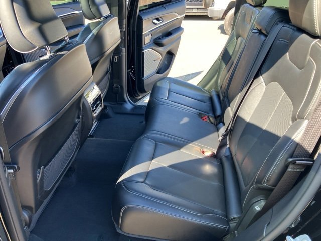 Used 2022 Jeep Grand Cherokee Overland w/ Luxury Tech Group IV image 12