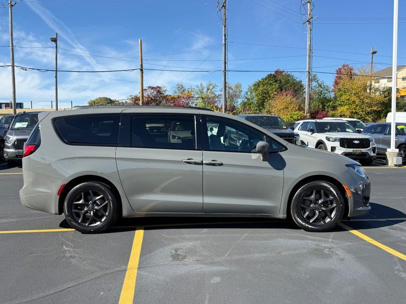 Used 2020 Chrysler Pacifica Touring-L Plus w/ Advanced Safetytec Group FWD image 2