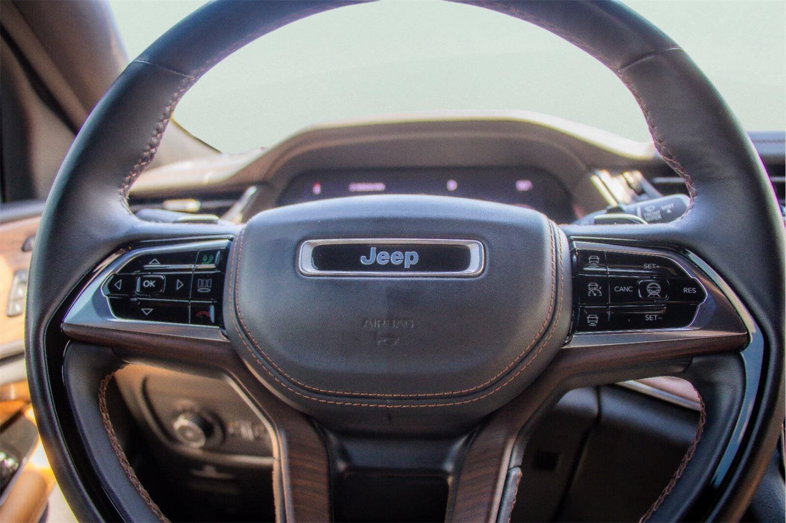Used 2023 Jeep Grand Cherokee Summit w/ Luxury Tech Group V AWD/4WD image 12