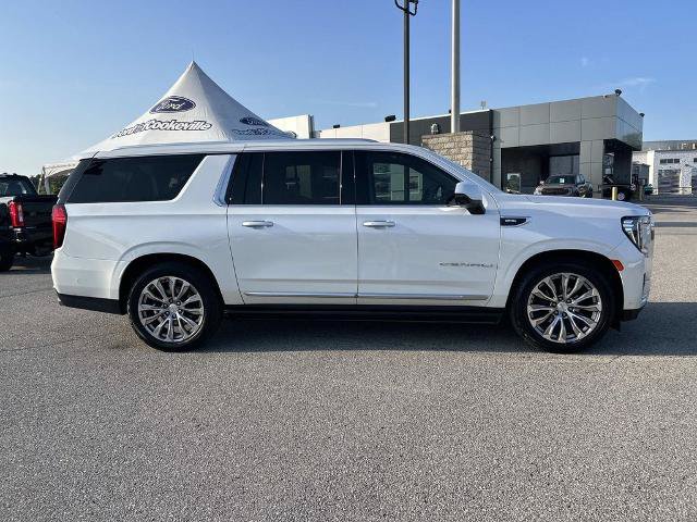 Used 2023 GMC Yukon XL Denali w/ Denali Reserve Package AWD/4WD image 3