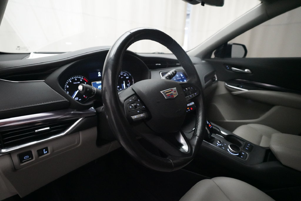 Used 2022 Cadillac XT4 Luxury w/ Cold Weather Package AWD/4WD image 8