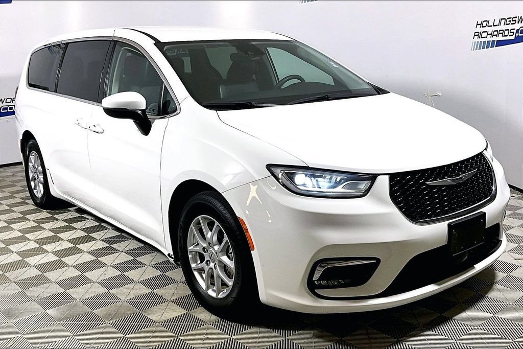 Used 2023 Chrysler Pacifica Touring-L FWD image 3