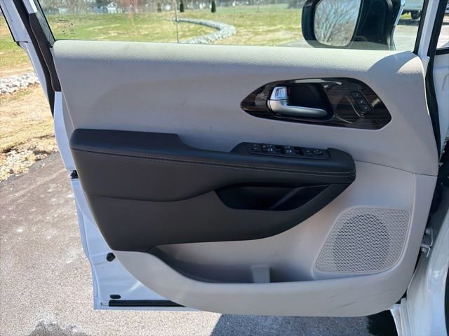 Used 2023 Chrysler Pacifica Limited image 23
