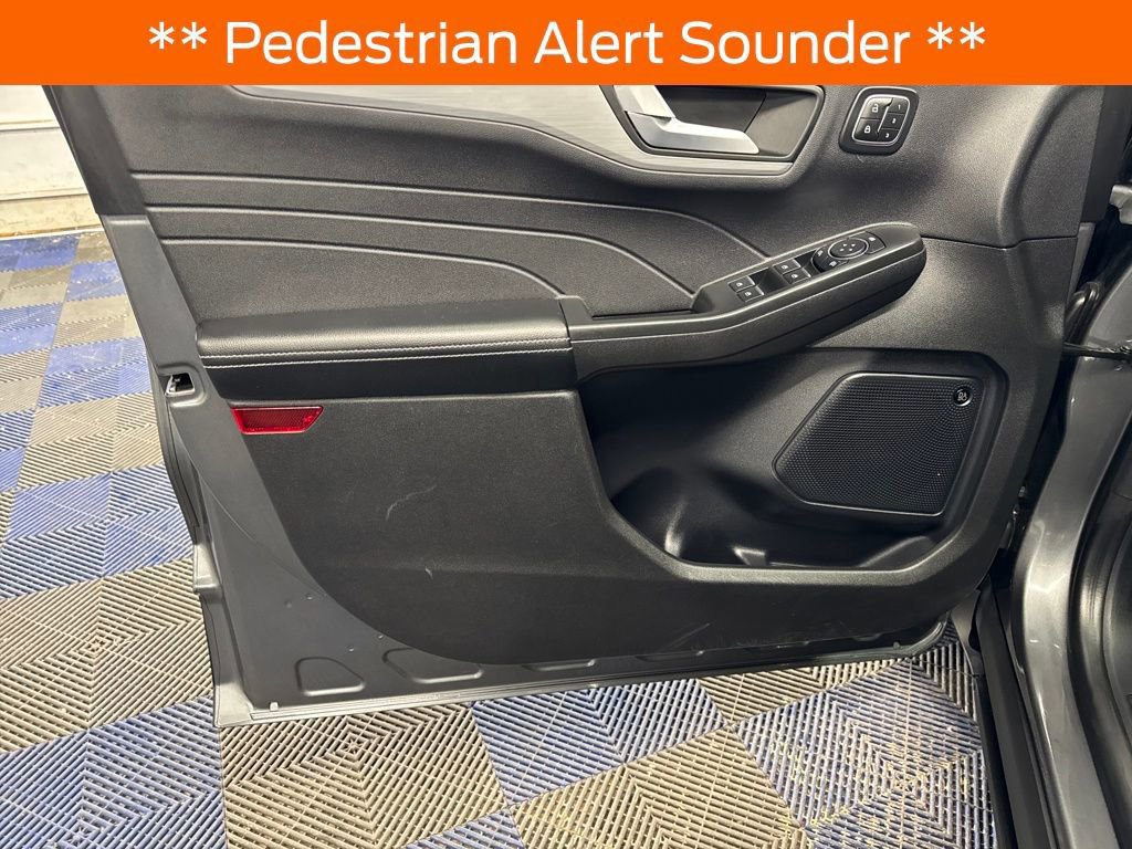 Certified 2025 Ford Escape Platinum w/ Premium Technology Package image 22